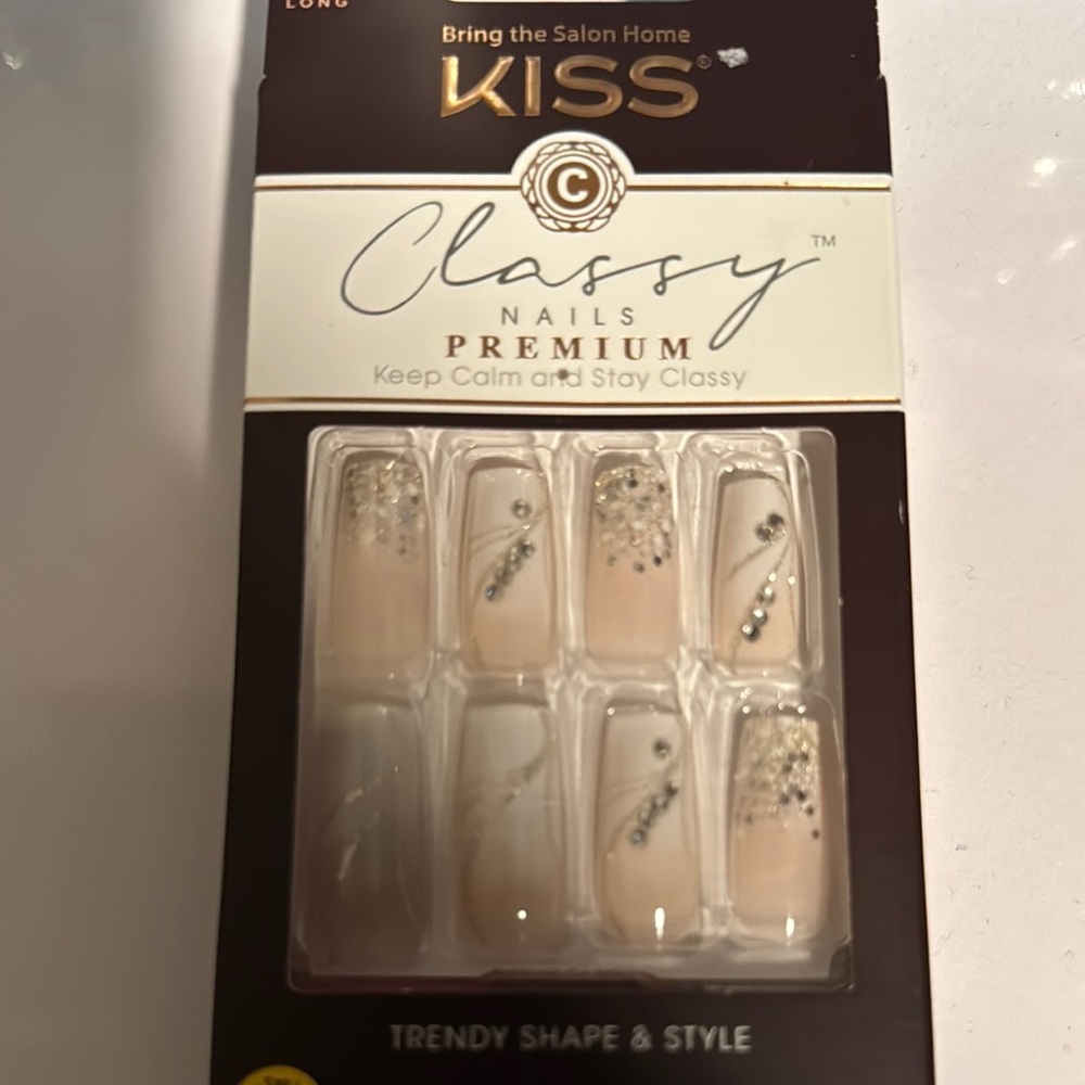KISS Classy Nails Premium Set - Elegant Cream with Sparkle